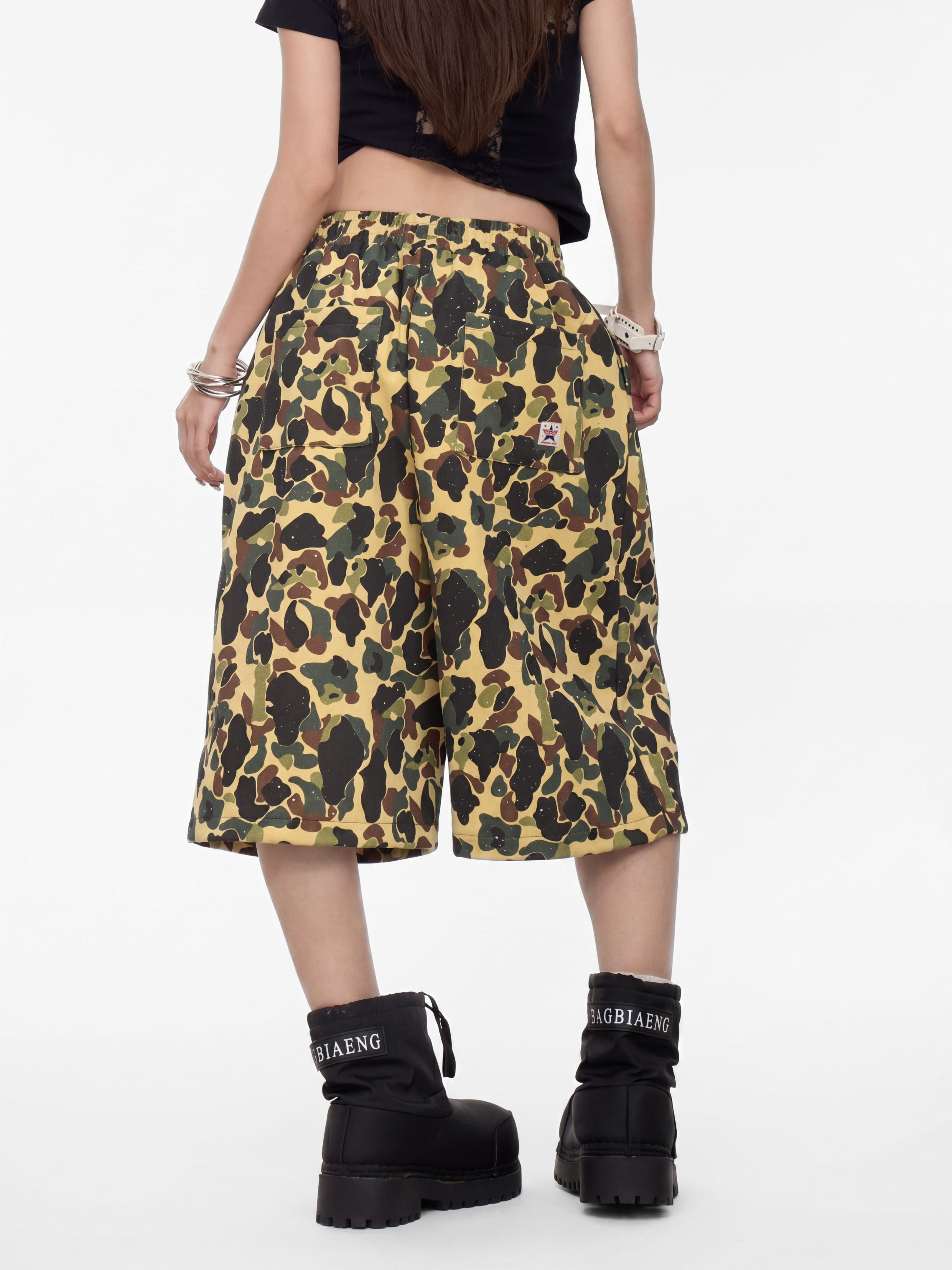 Underflow - Women's Camouflage Elastic Waist Wide-Leg Cropped Pants